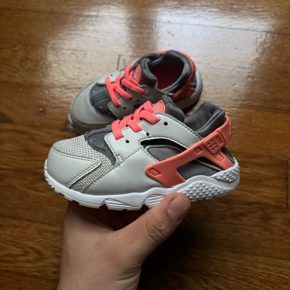 Girls Grey Nike Huarache shoes - Picture 2 of 7
